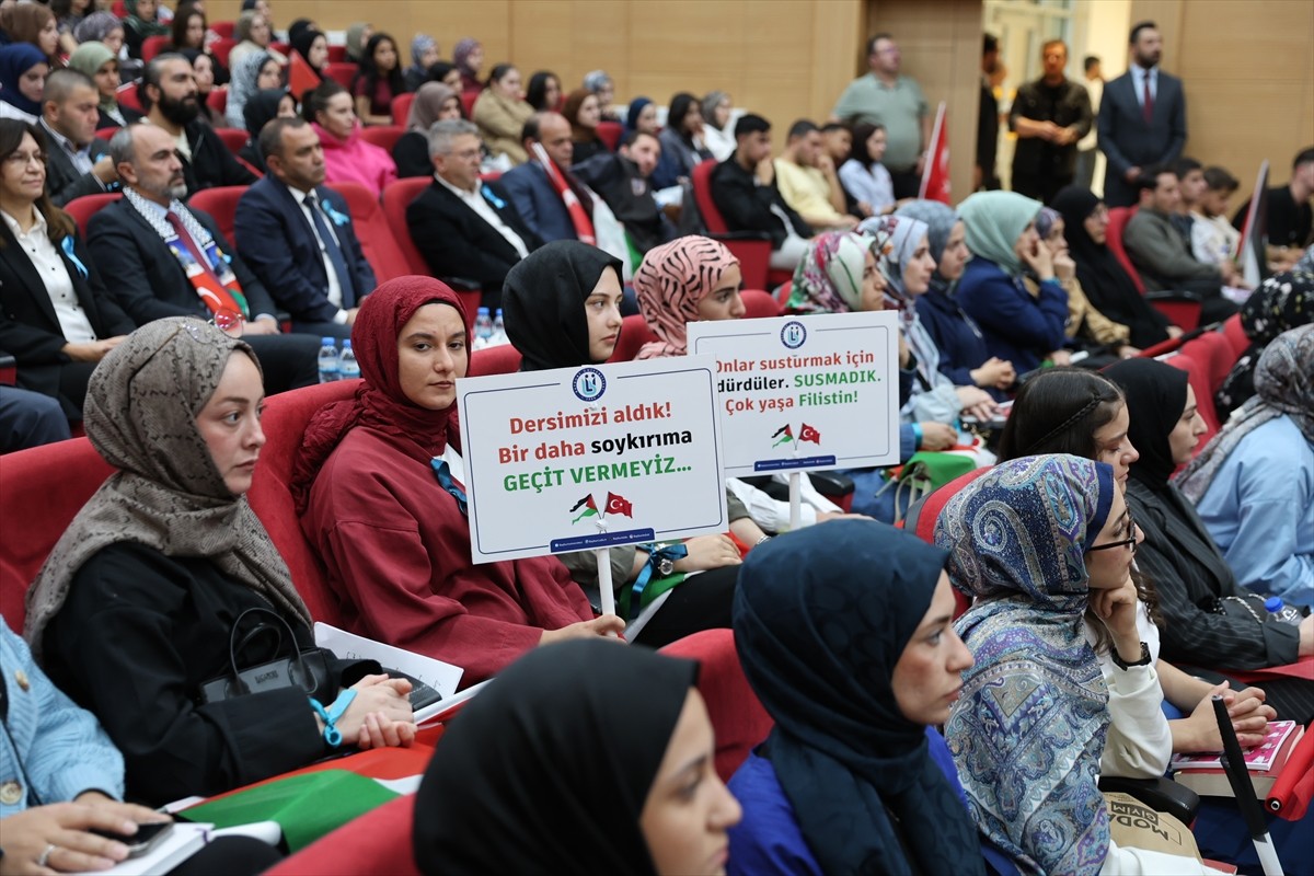 Bayburt Üniversitesinde 2025-2026 akademik yılı "İlk Dersim Filistin" temasıyla düzenlenen...