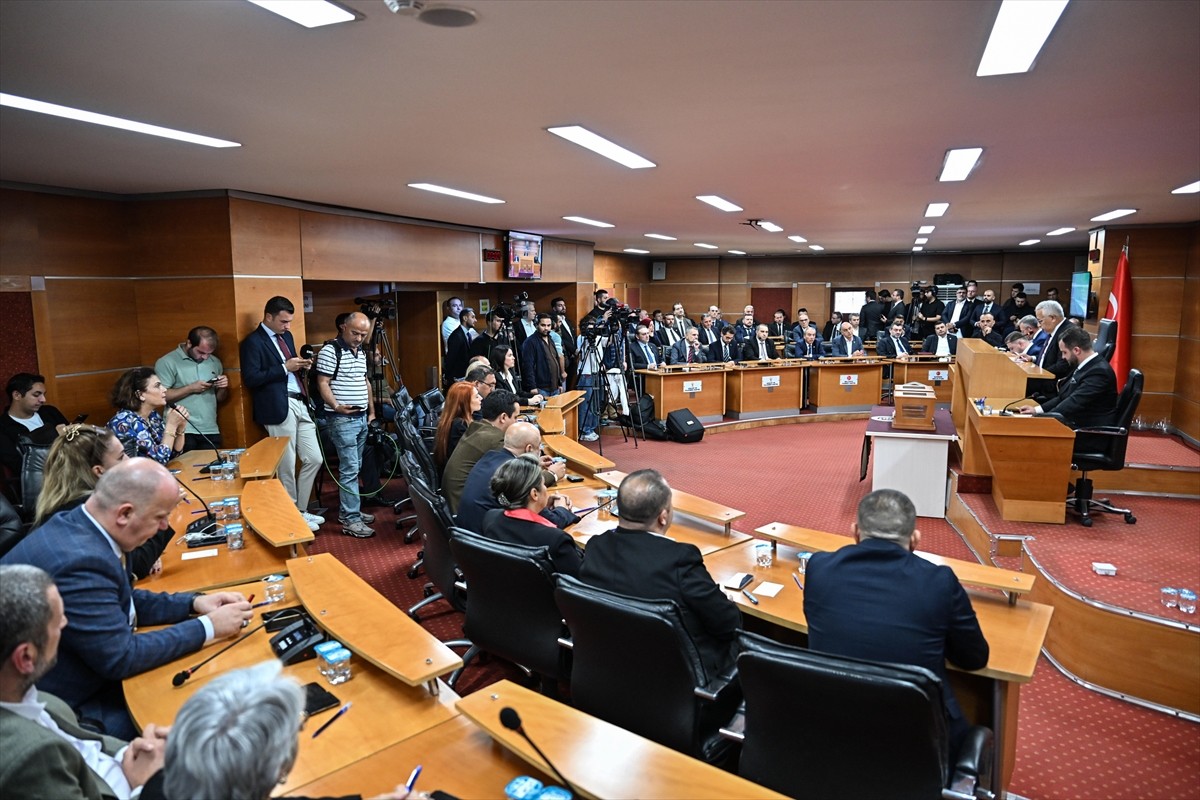 Bayrampaşa Belediye Meclisi'nde, Belediye Başkanı Hasan Mutlu'nun yolsuzluk soruşturması...