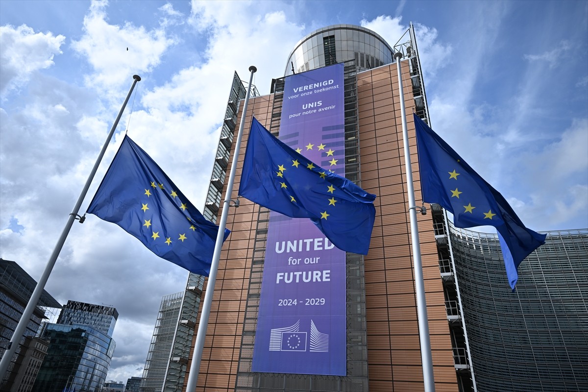 Belçika'nın başkenti Brüksel'deki Avrupa Birliği (AB) kurumlarında bayraklar, Portekiz'in başkenti...