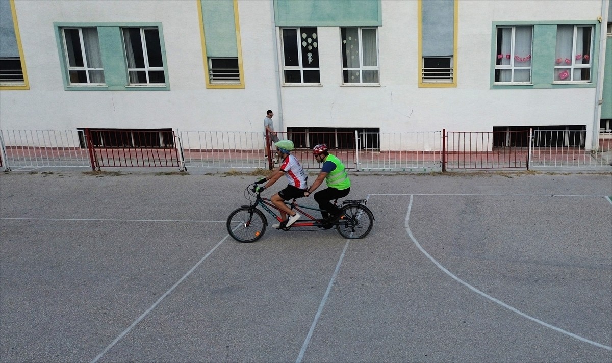 Bilecik'te görme engelliler, kılavuz sürücü eşliğinde tandem bisiklet kullandı. Altı Nokta Körler...