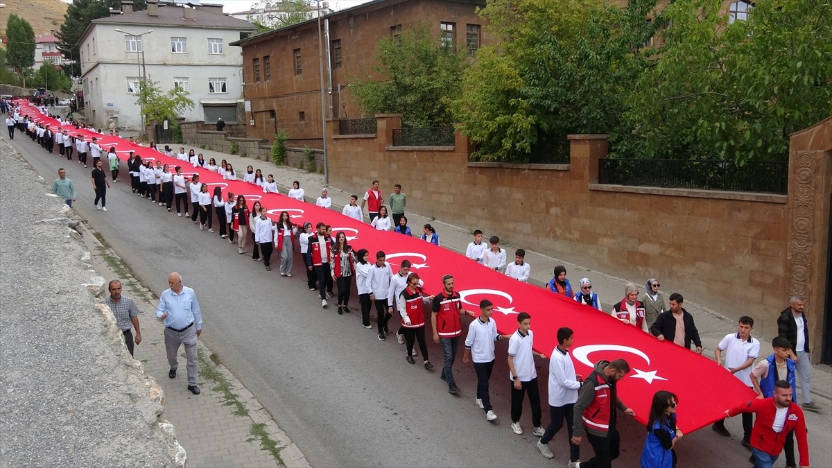 Bitlis'te 19 Eylül Gaziler Günü dolayısıyla "Kahramanlarla Kardeşlik Yolunda" sloganıyla yürüyüş...
