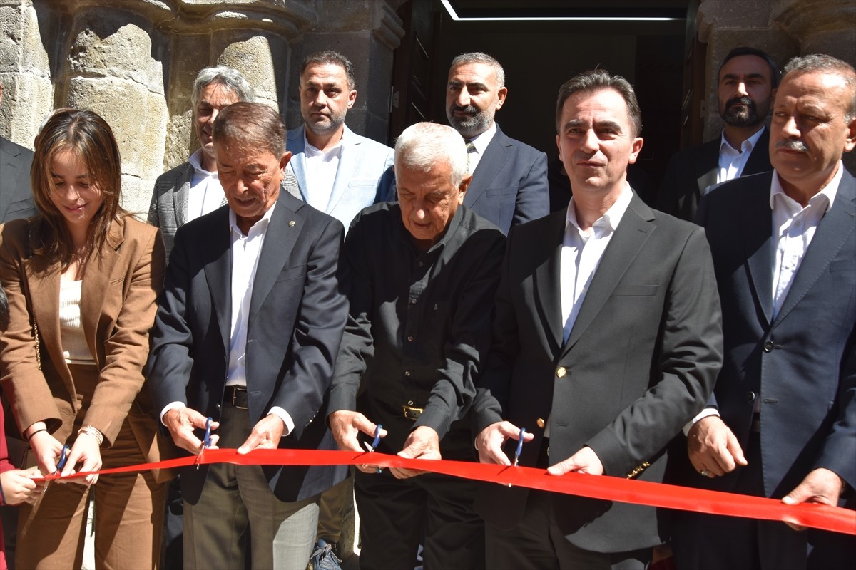 Bitlis'te, Cumhuriyet'in ilk yıllarında yapılan ve "İlk Mektep" adıyla tanınan Kazımpaşa İlkokulu...