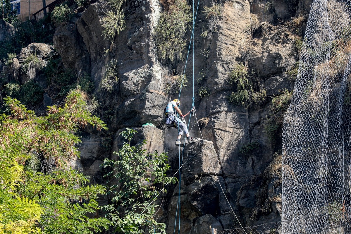 Bitlis'te geçmiş yıllarda yaralanmalı kazalara neden olan kaya düşmelerinin oluşturduğu riski...