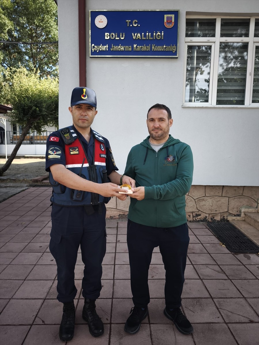 Bolu'da içerisinde ziynet eşyası olan çanta, nişan magnetinden belirlenen sahibine teslim...
