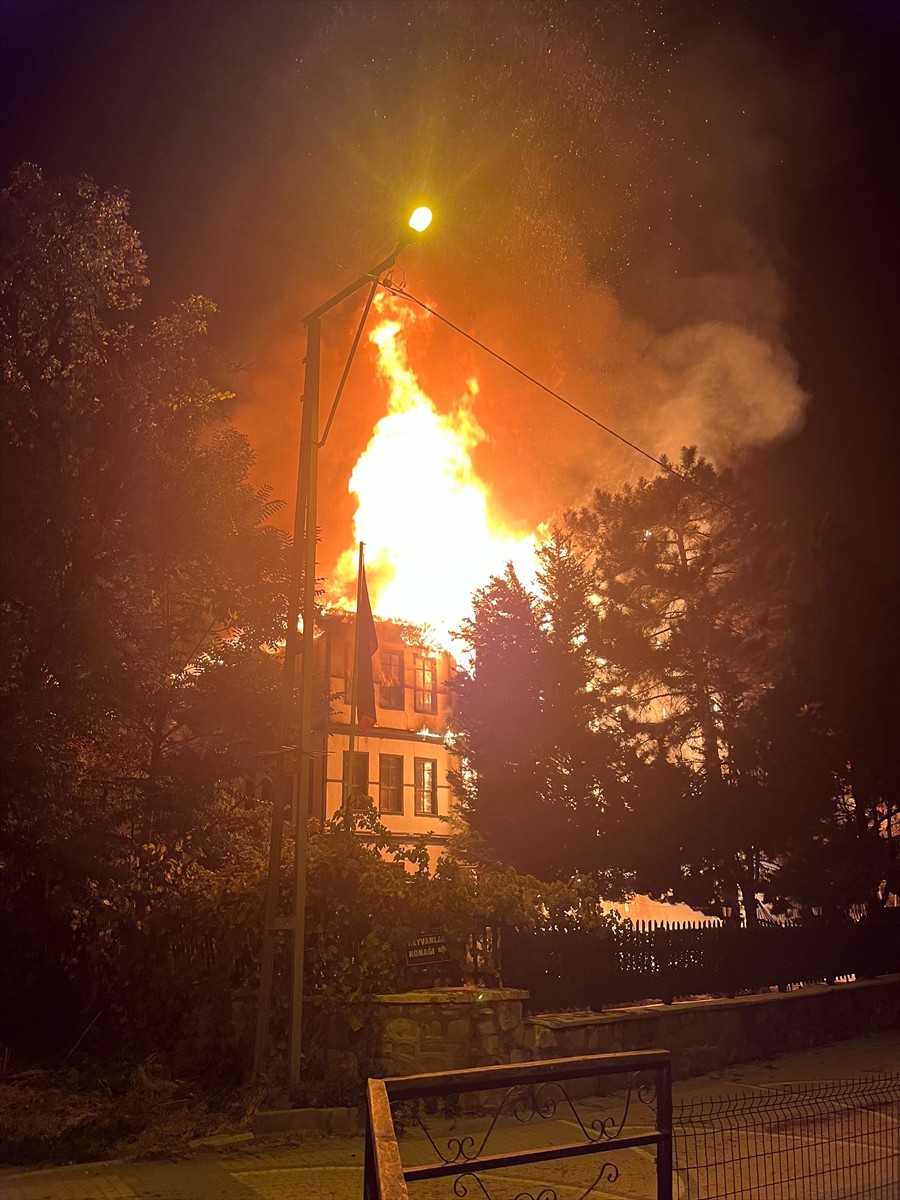 Bolu'nun Mudurnu ilçesinde çıkan yangında tarihi konak kullanılamaz hale geldi.
