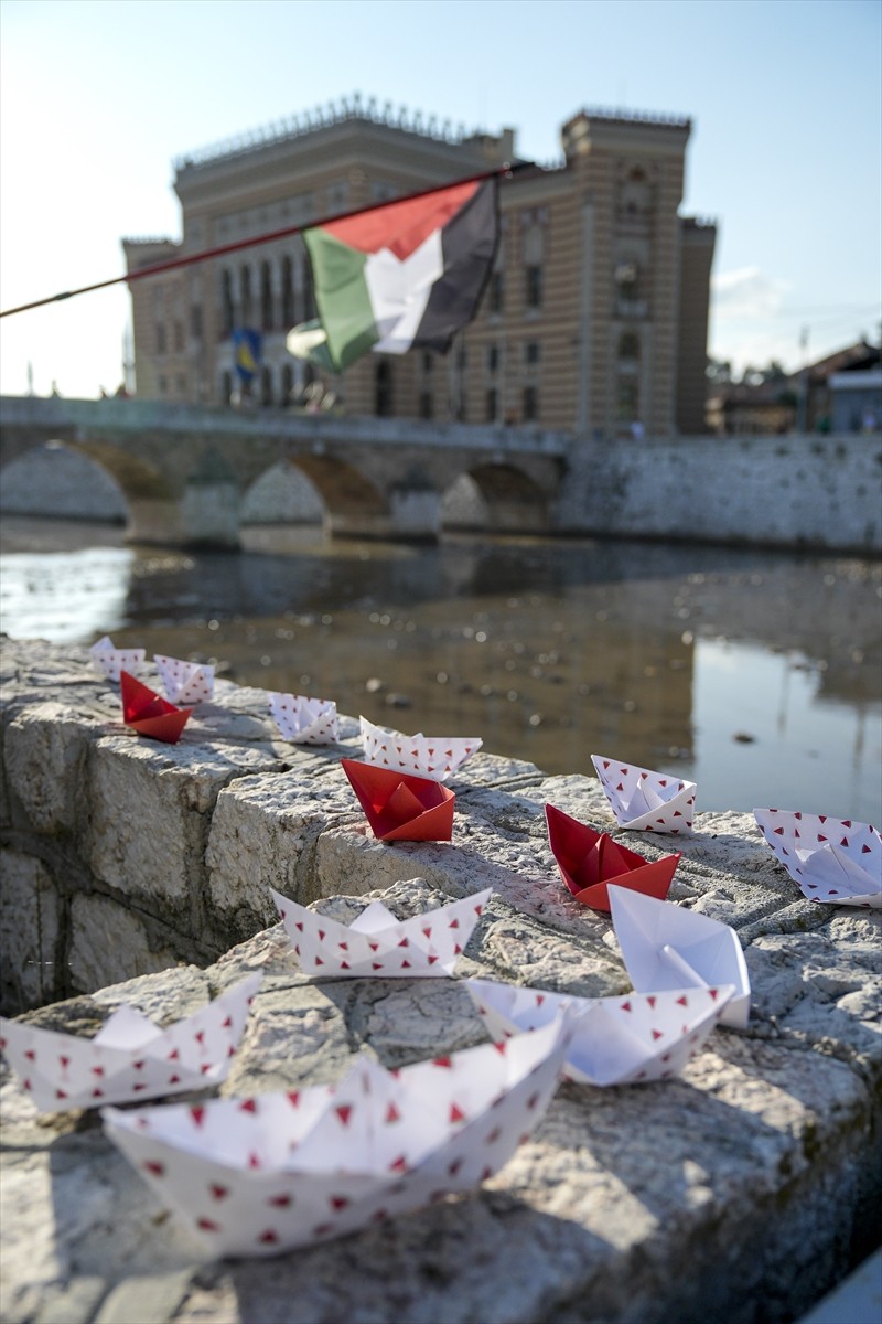 Bosna Hersek'in başkenti Saraybosna'daki Miljacka Nehri'ne, Filistin ile dayanışma ve İsrail'in...