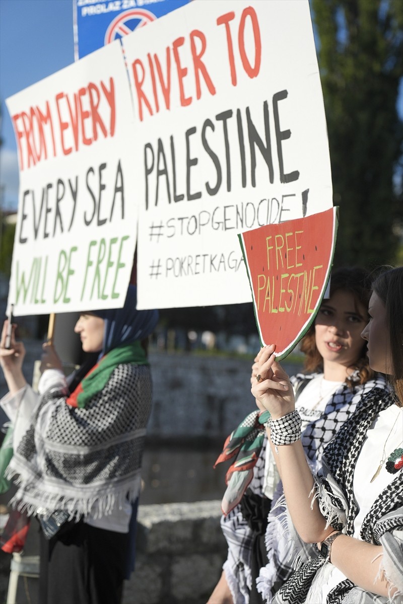 Bosna Hersek'in başkenti Saraybosna'daki Miljacka Nehri'ne, Filistin ile dayanışma ve İsrail'in...