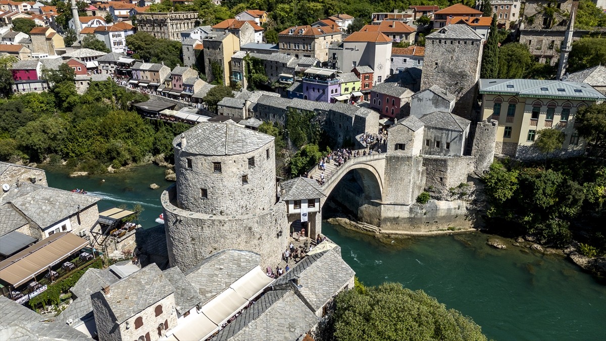 Bosna Hersek'in güneyinde bulunan Mostar kenti, hem Osmanlı mirası tarihi köprüye ev sahipliği...