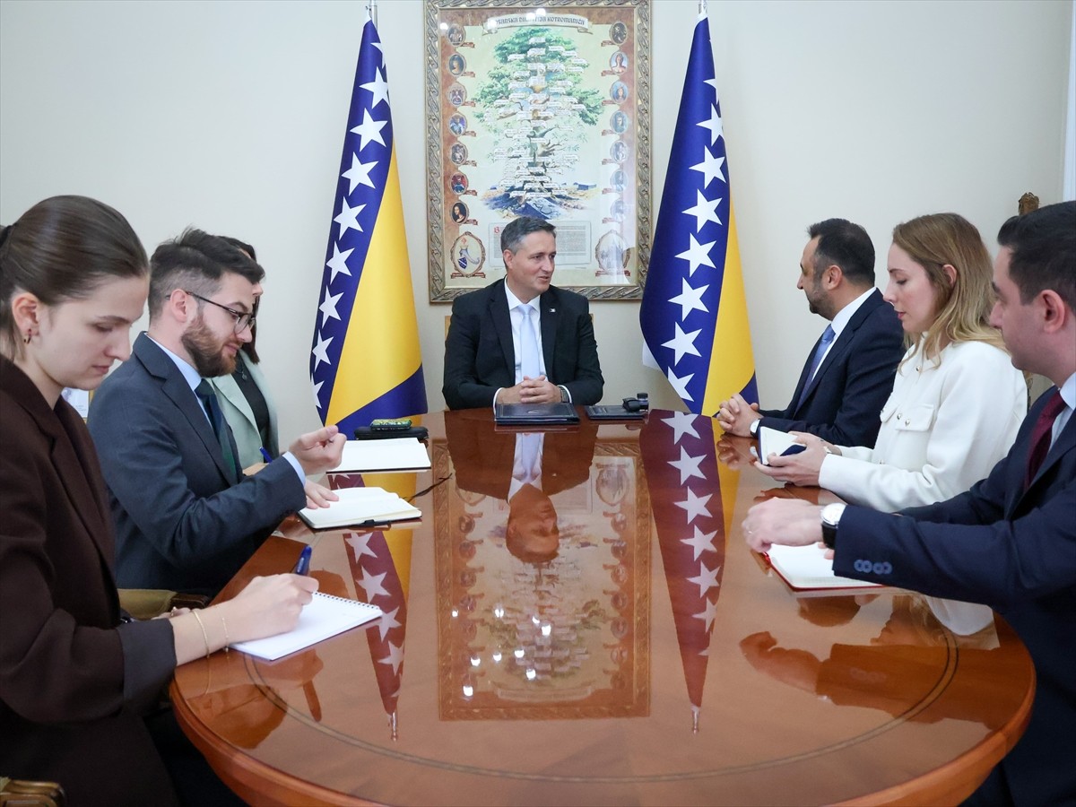 Bosna Hersek Devlet Başkanlığı Konseyi Boşnak Üyesi Denis Becirovic (solda), Türkiye'nin...