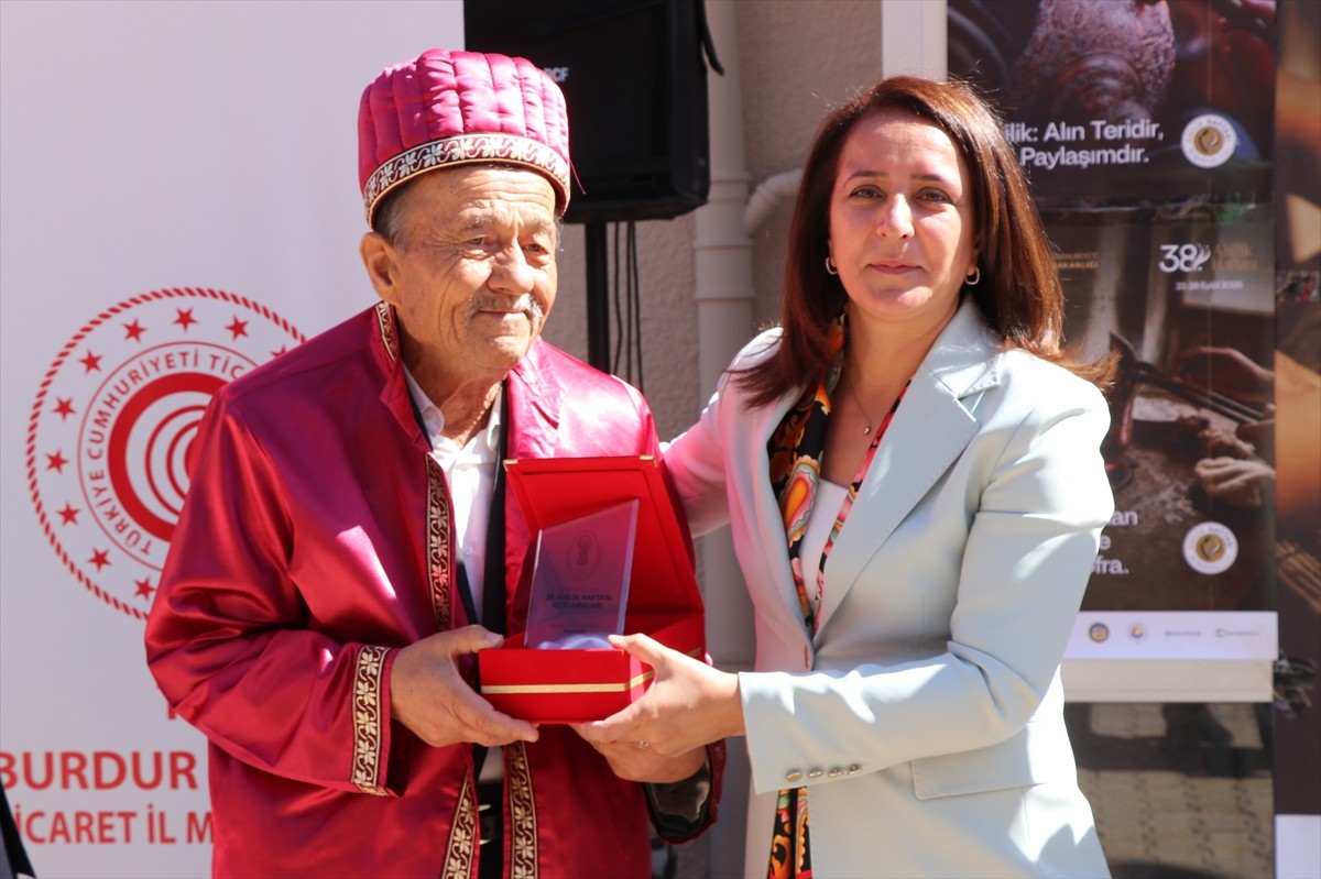 Burdur'da düzenlenen Ahilik Haftası kutlamalarında 54 yıldır berberlik yapan 76 yaşındaki Ramazan...