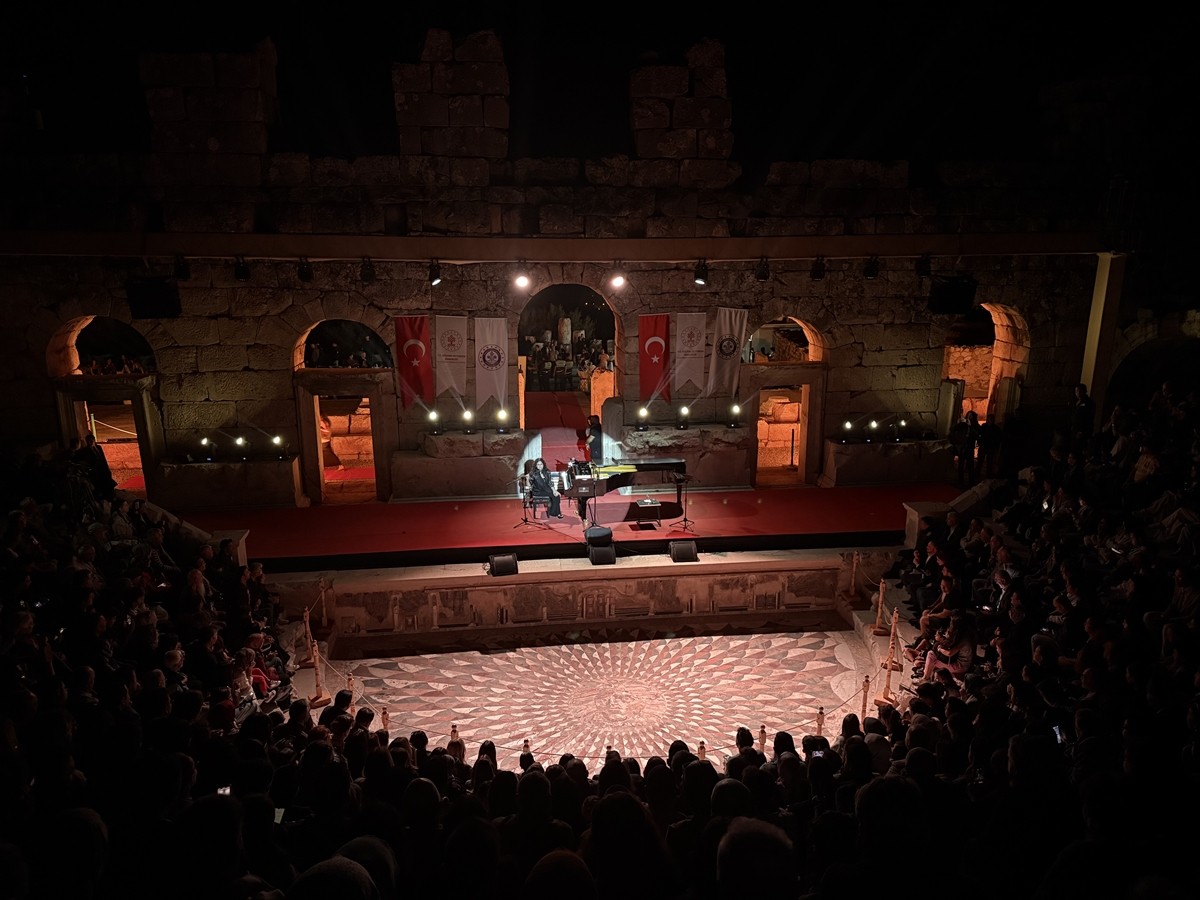 Burdur'da Kibyra Antik Kenti'nde piyanist ve besteci Anjelika Akbar konser verdi. Antalya...