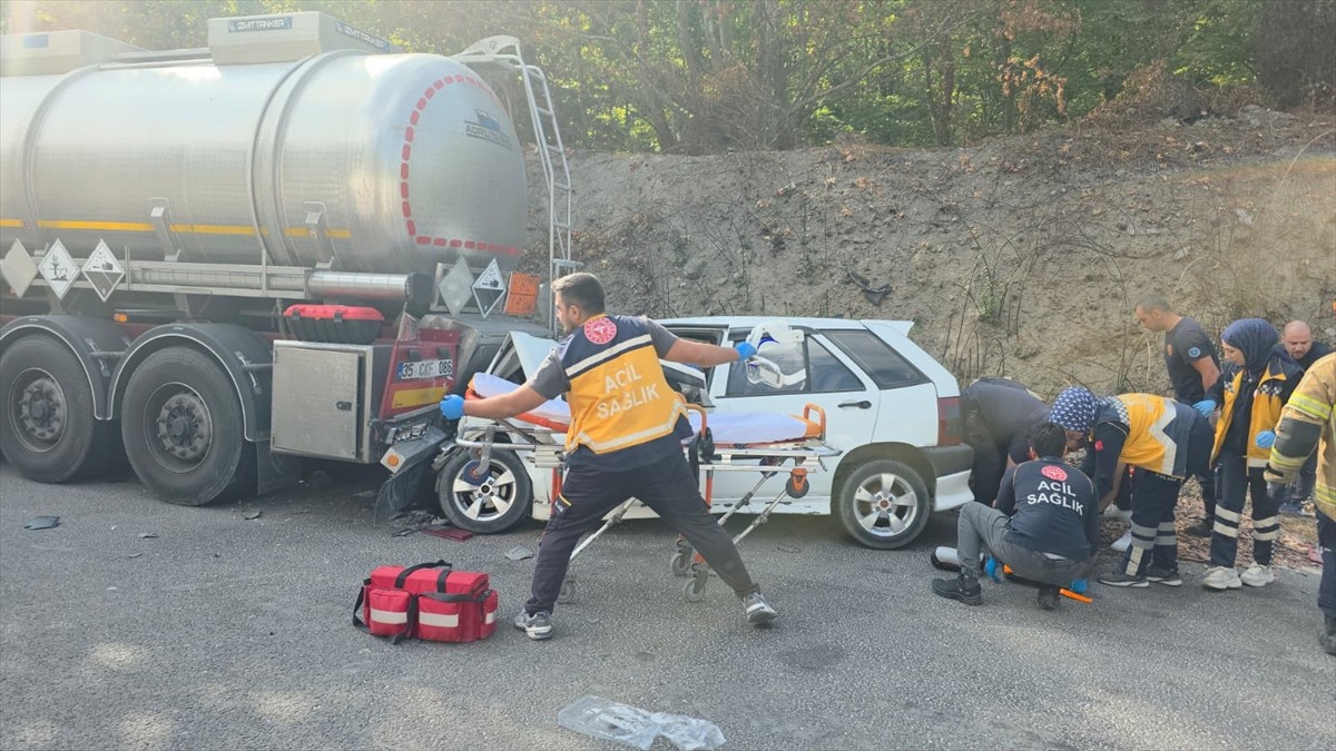 Bursa'da bir otomobilin park halindeki tankere çarpması sonucu meydana gelen trafik kazasında, 5...