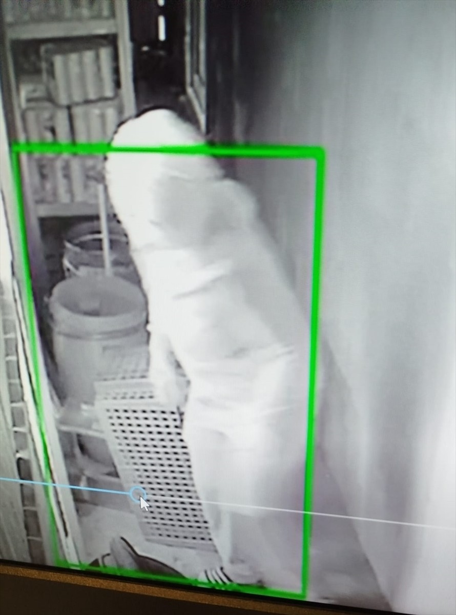 Bursa'da yüzlerini gizleyerek depodan hırsızlık yaptığı belirlenen 3 şüphelinin kimlikleri...