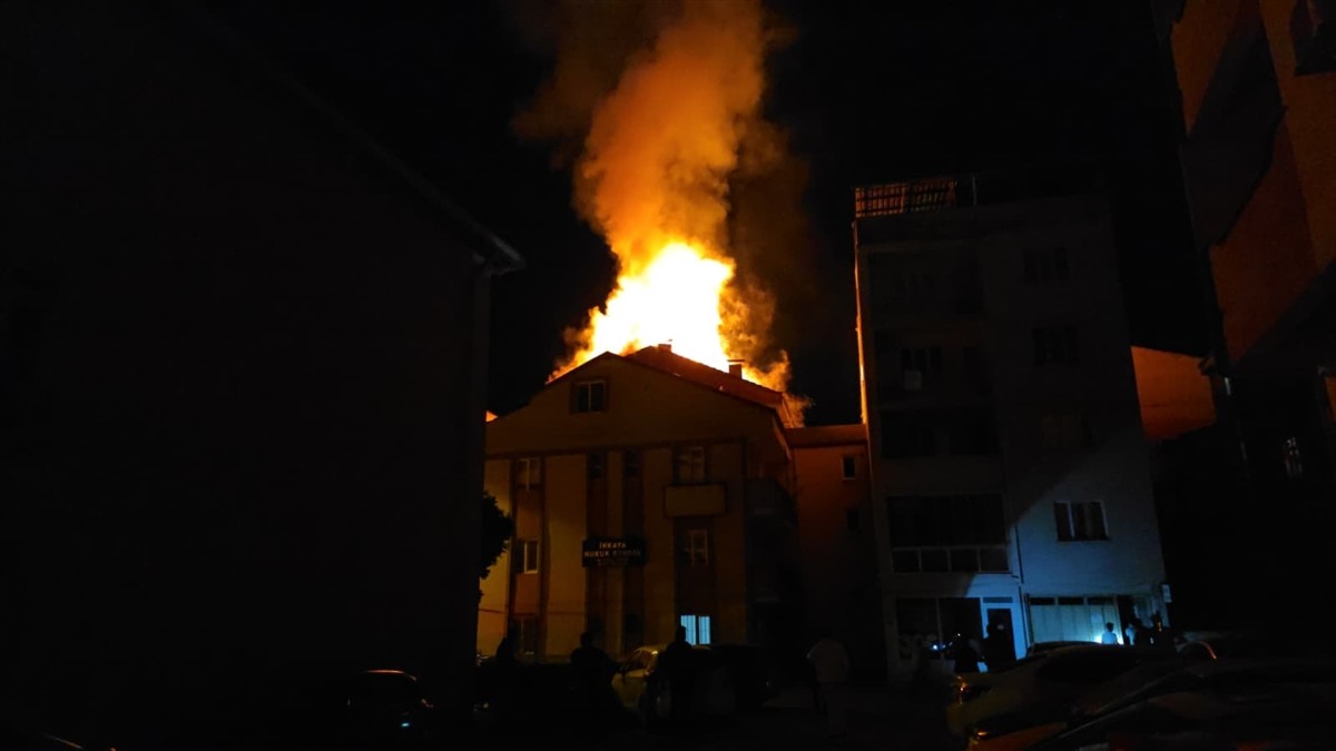 Bursa'nın İnegöl ilçesinde 5 katlı binanın çatısında çıkan yangın itfaiye ekiplerince...