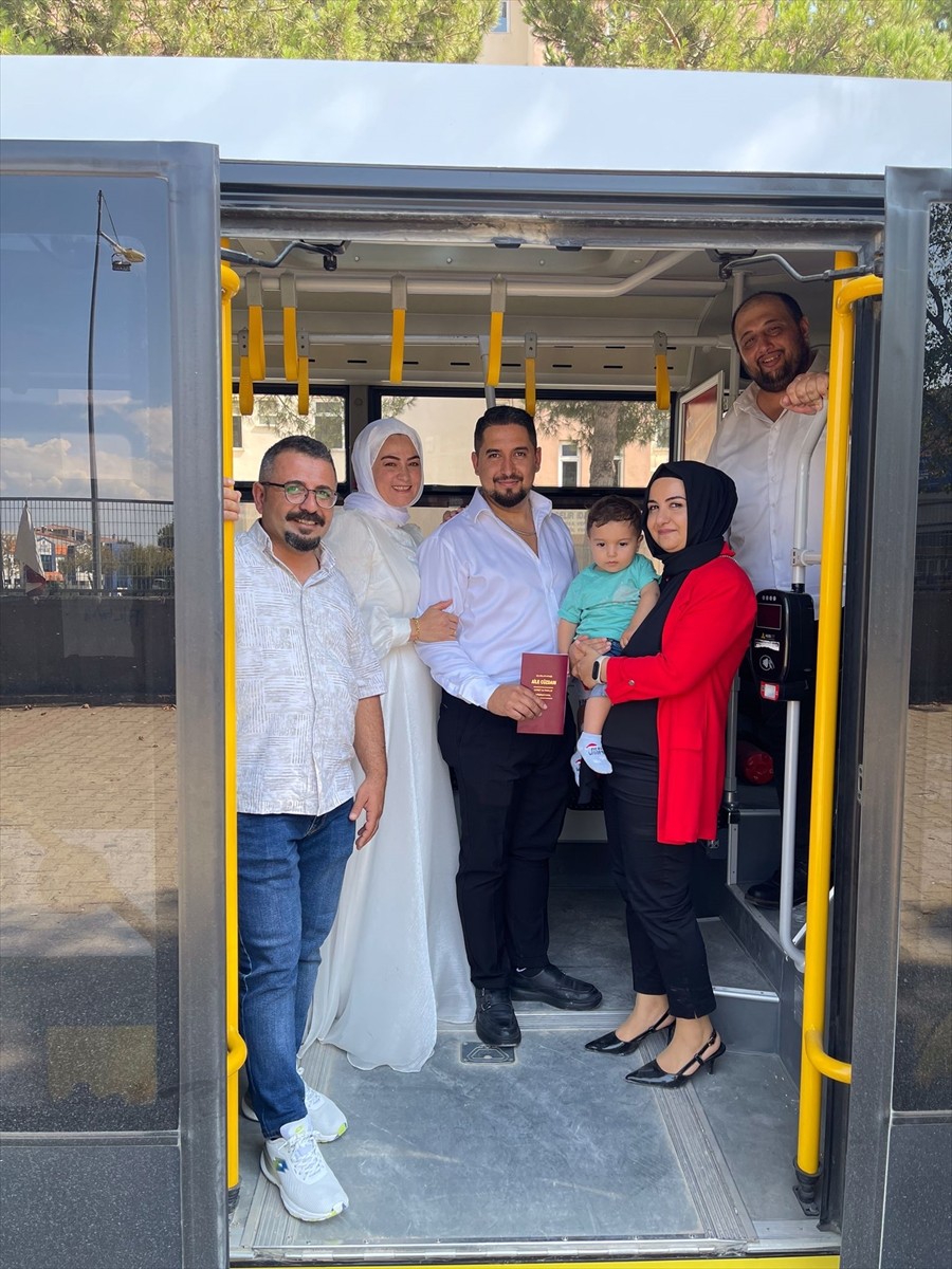 Bursa'nın İnegöl ilçesinde nikahlarına geç kalmak üzere olan Namık Kar ve Hacer Gevaş çiftinin...