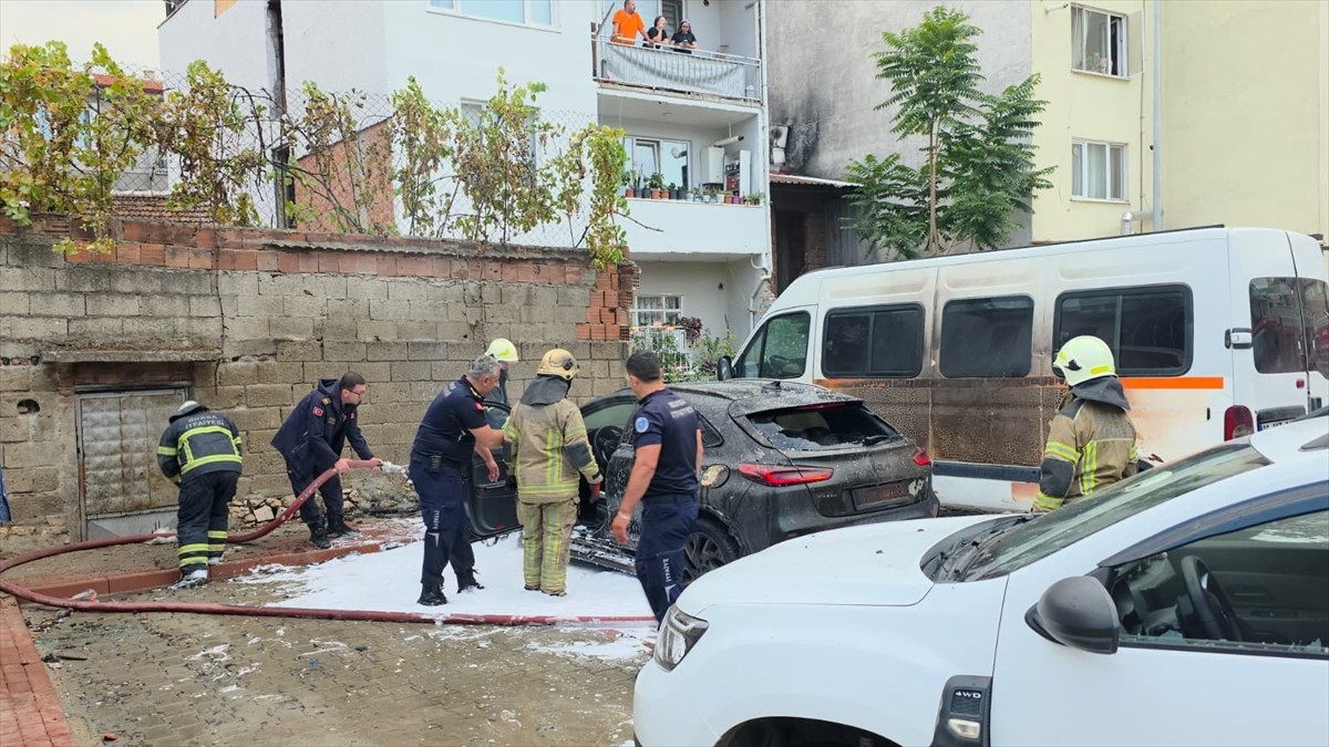 Bursa'nın İnegöl ilçesinde otoparkta bir otomobilde çıkıp büyüyen yangında 3 araç hasar gördü....