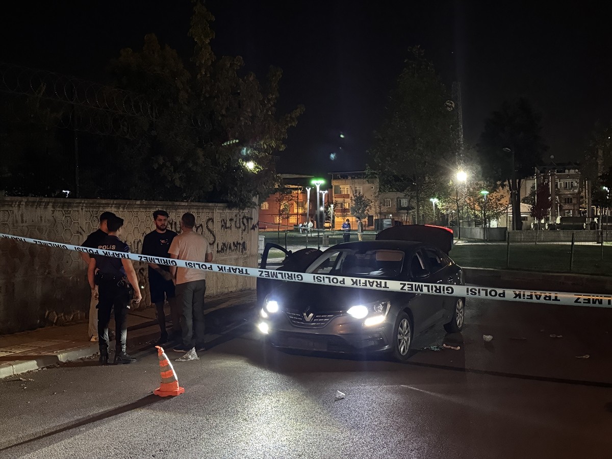 Bursa'nın Osmangazi ilçesinde iki grup arasında çıkan silahlı kavgada 1 kişi ağır...