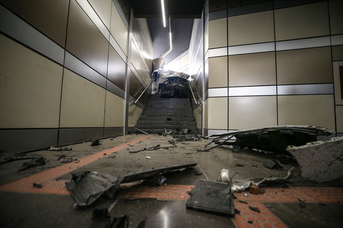 Bursa'nın Osmangazi ilçesinde metro alt geçidine giren hafif ticari aracın sürücüsü...