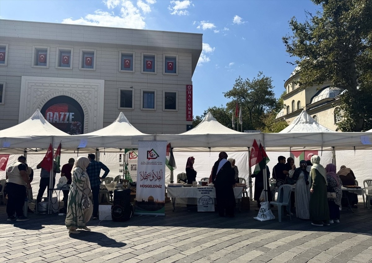 Bursa Gönüllü Kuruluşlar Platformunca, kentte üniversitede eğitim gören Filistinli öğrencilere...