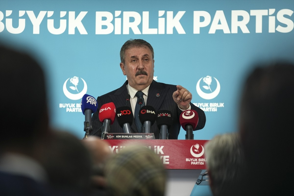 Büyük Birlik Partisi (BBP) Genel Başkanı Mustafa Destici, partisinin genel merkezinde Merkez Karar...