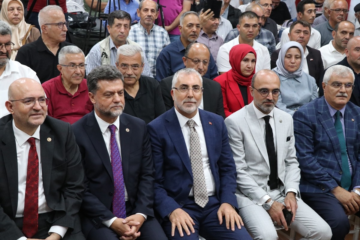 Çalışma ve Sosyal Güvenlik Bakanı Vedat Işıkhan (ortada), İstasyon Öğretmenevi'nde "Hep Birlikte...