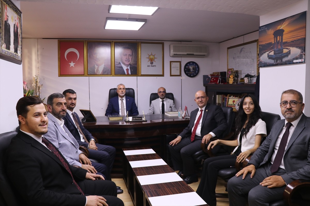 Çalışma ve Sosyal Güvenlik Bakanı Vedat Işıkhan (sol 2), AK Parti ve MHP Burdur il teşkilatlarını...