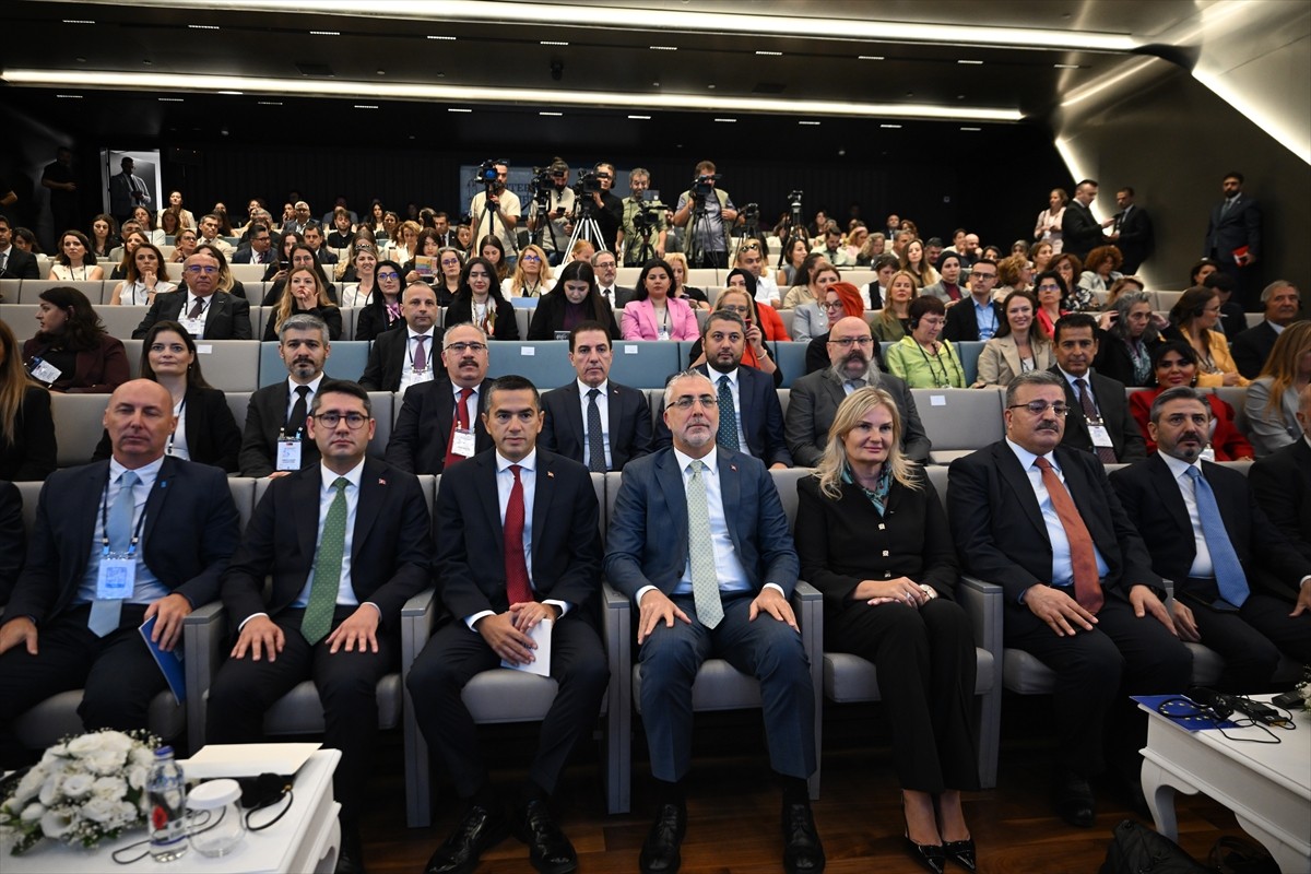Çalışma ve Sosyal Güvenlik Bakanı Vedat Işıkhan, Türkiye İşveren Sendikaları Konfederasyonu (TİSK)...