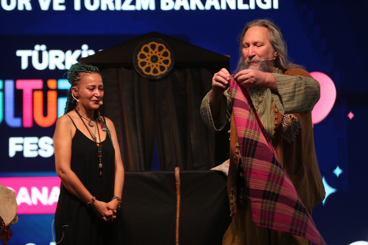 Çanakkale'de yaşayan kukla ve Karagöz sanatçısı Müzeyyen Aslan, ustası Mehmet Tahir İkiler...