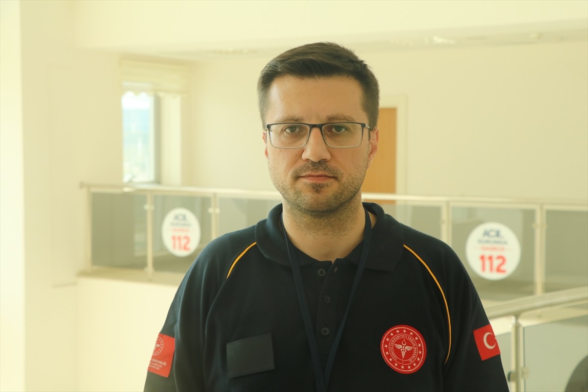 Çankırı'da 112 Acil Çağrı Merkezi'nde görevli doktor Said Oğuzhan Erik, nöbet sırasında sağlık...