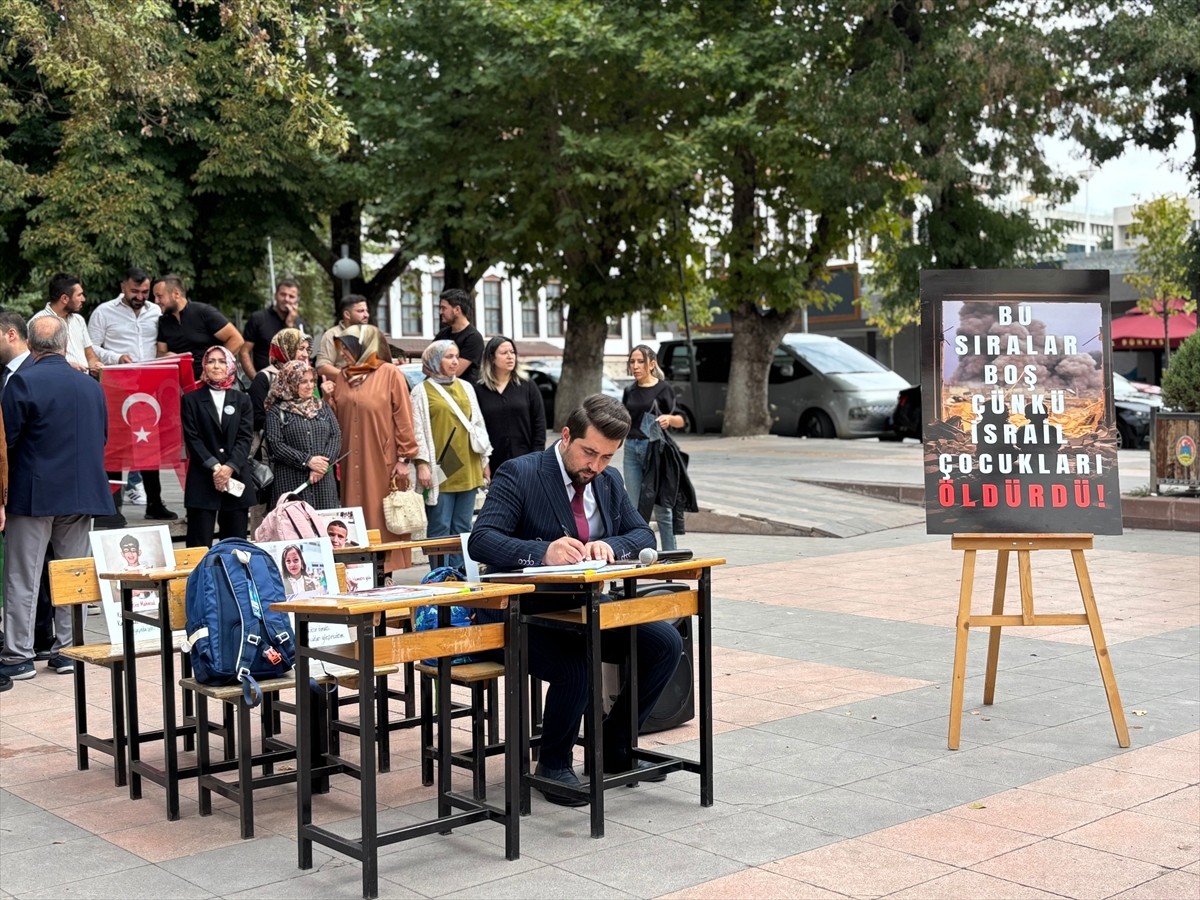 Çankırı'da, İsrail tarafından öldürülen Gazzeli çocuklar parka yerleştirilen boş okul sıralarıyla...