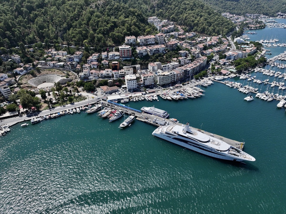 Cayman Adaları bayraklı "I Dynasty" adlı mega yata, Muğla'nın Fethiye ilçesinde tankerlerle...