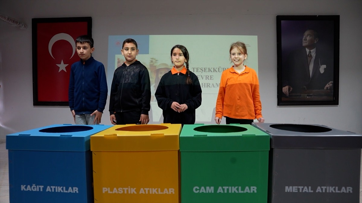 Çevre, Şehircilik ve İklim Değişikliği Bakanı Murat Kurum, 81 ilde ilkokul, ortaokul ve liselerde...