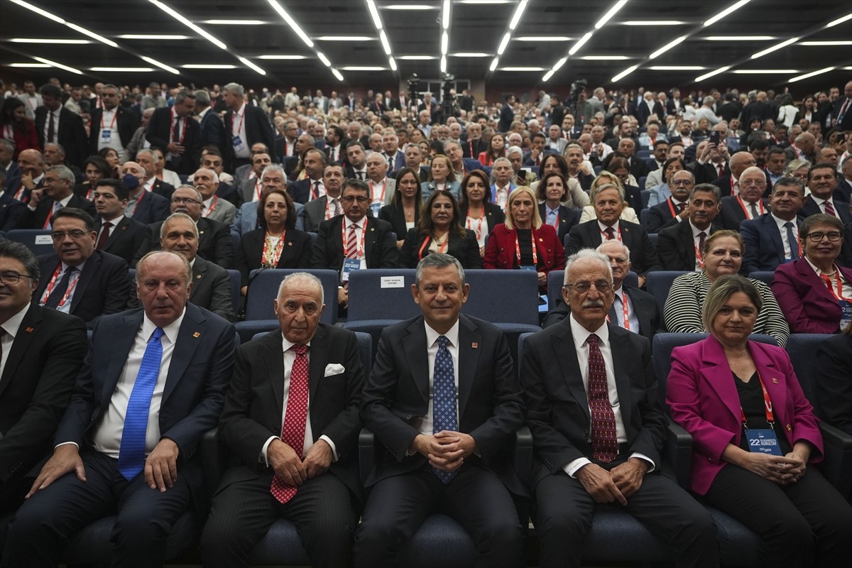CHP'nin 22. Olağanüstü Kurultayı, Genel Başkan Özgür Özel'in katılımıyla çalışmalarına başladı....