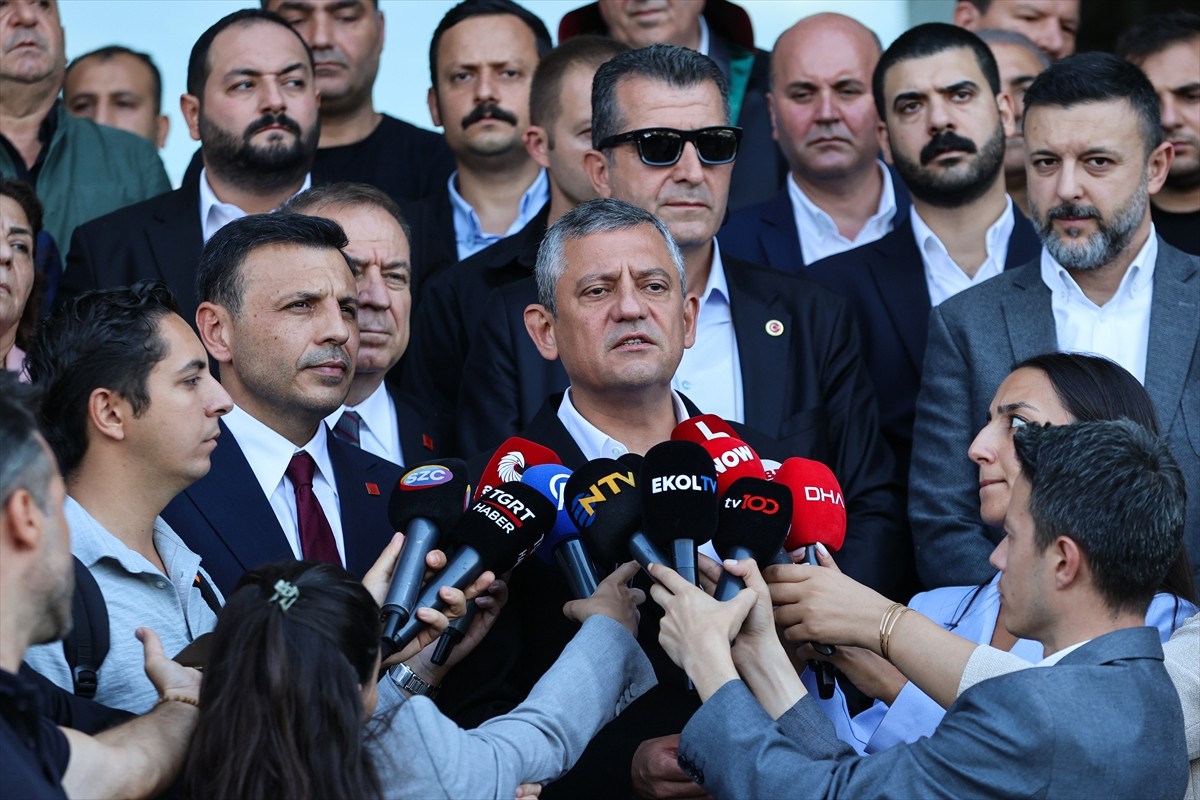 CHP Genel Başkanı Özgür Özel, İstanbul Adliyesi önünde polise mukavemet ettikleri iddiasıyla...