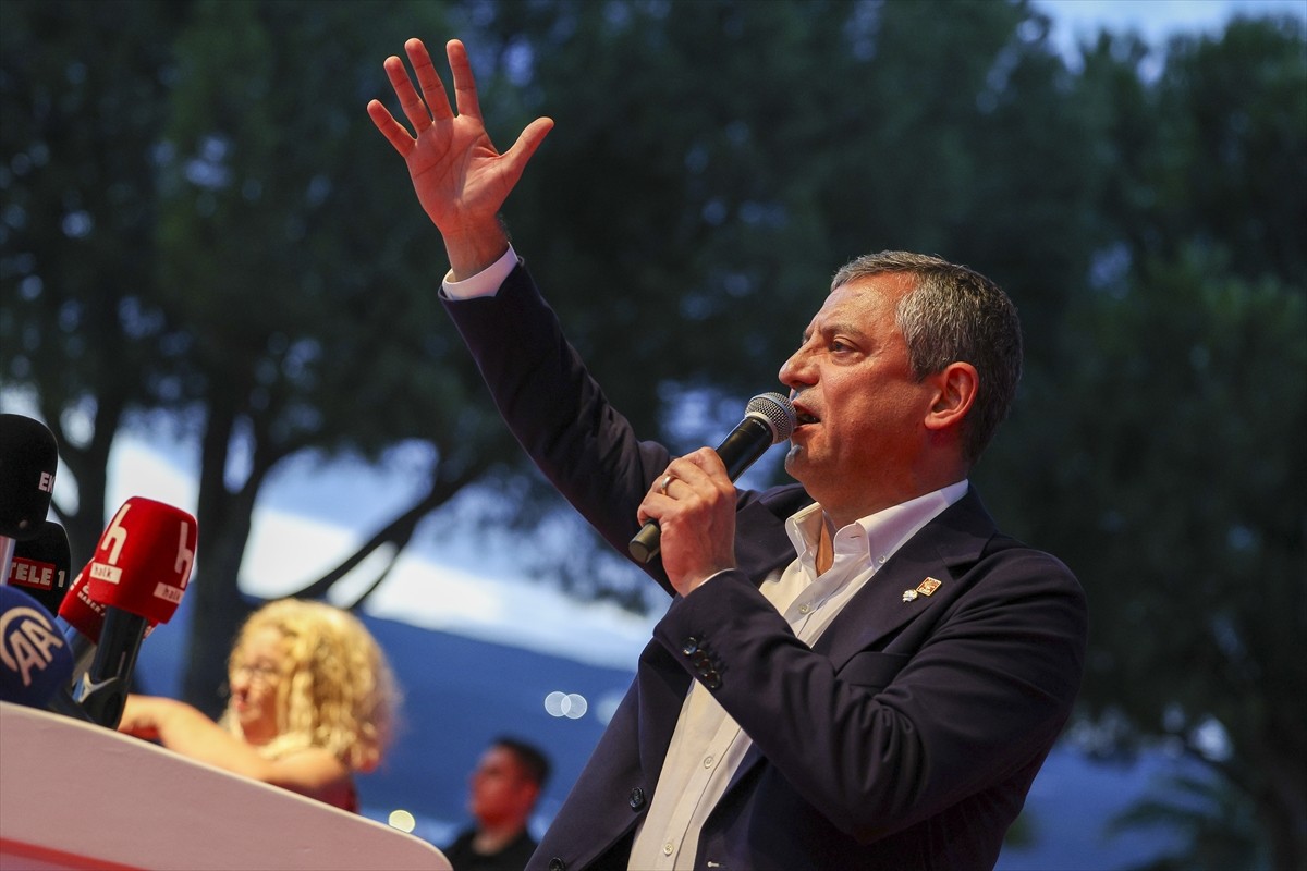 CHP Genel Başkanı Özgür Özel, partisince Atatürk Bulvarı'nda düzenlenen, "Toprağımızı Vermiyoruz"...