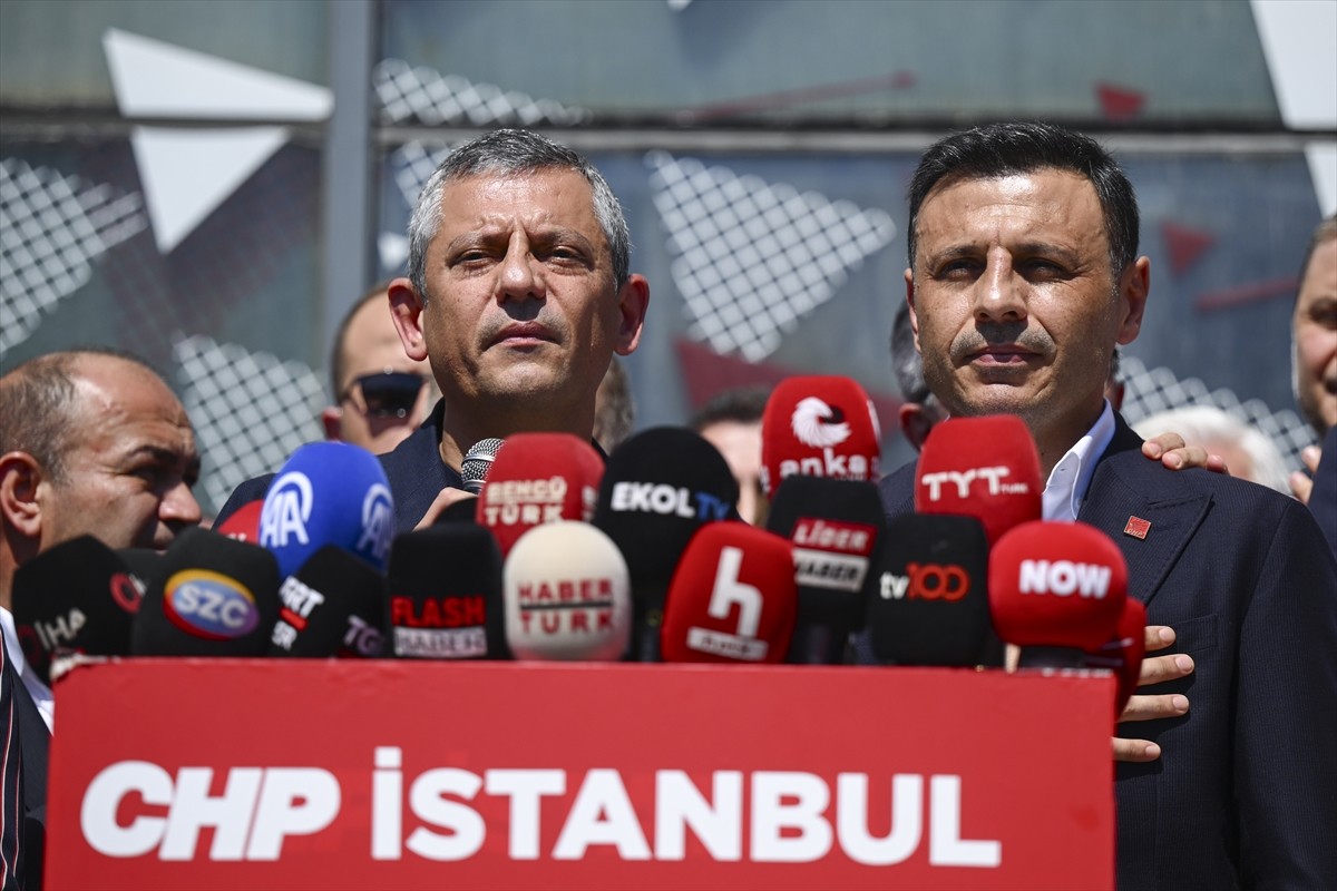 CHP Genel Başkanı Özgür Özel, partisinin İstanbul İl Başkanlığına ziyarette bulunarak İstanbul 45....