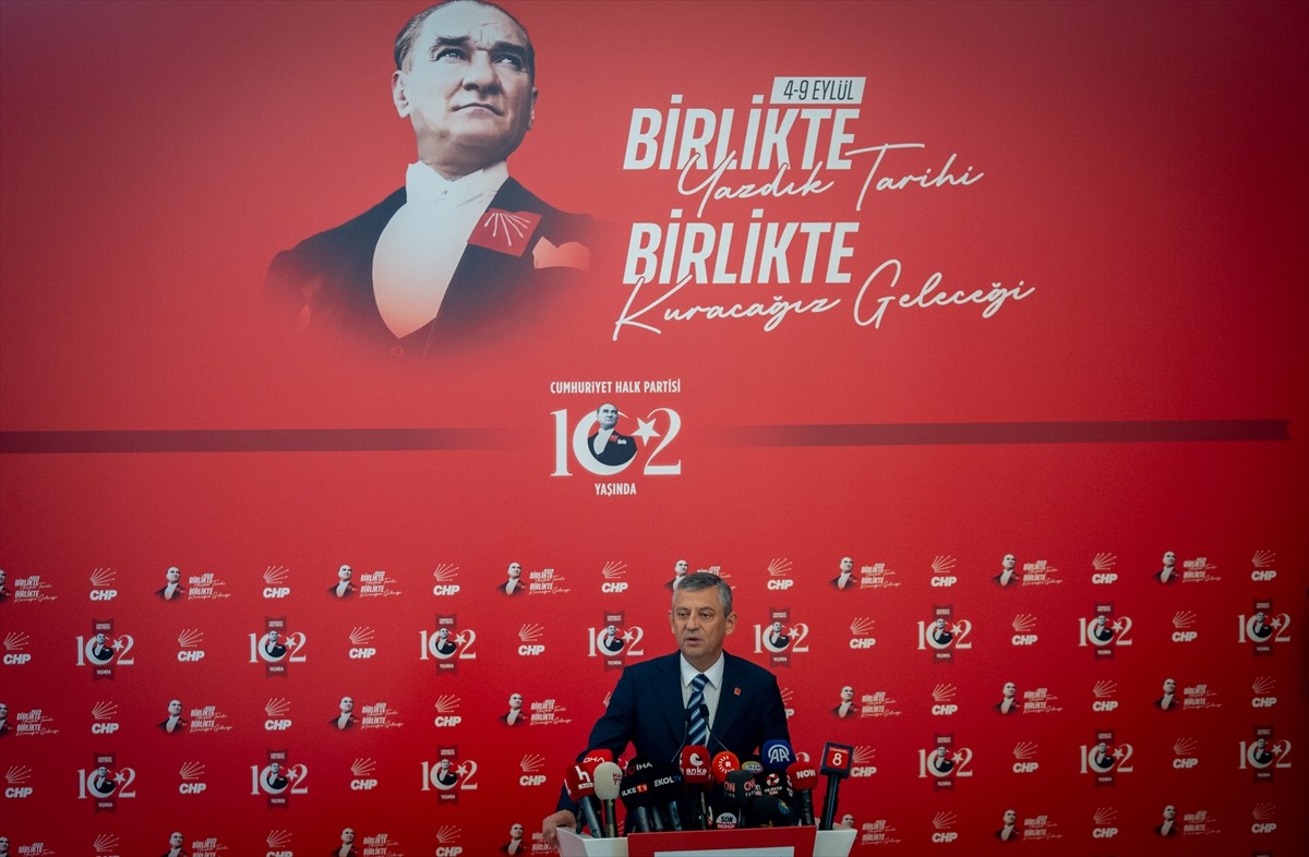 CHP Genel Başkanı Özgür Özel, partisinin kuruluş haftası etkinlikleri kapsamında CHP Genel...