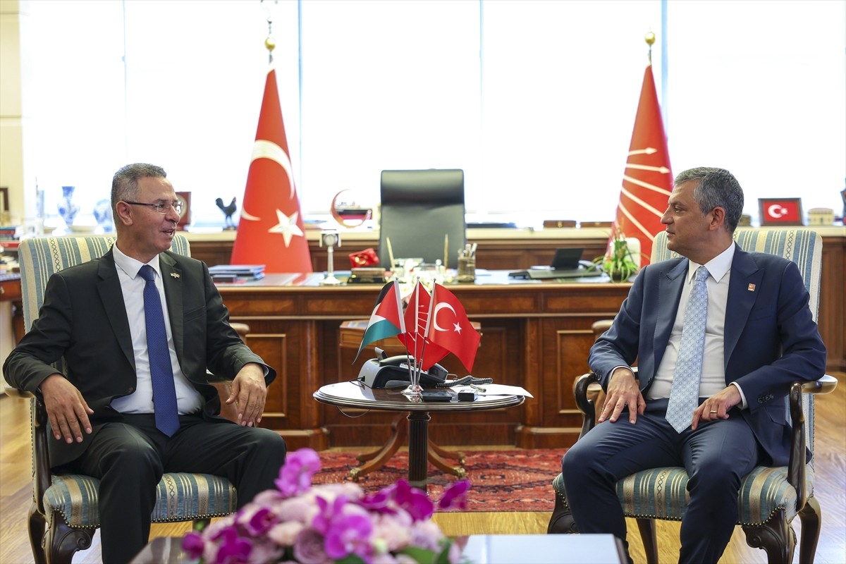 CHP Genel Başkanı Özgür Özel (sağda), görev süresi yakında dolacak Filistin'in Ankara Büyükelçisi...