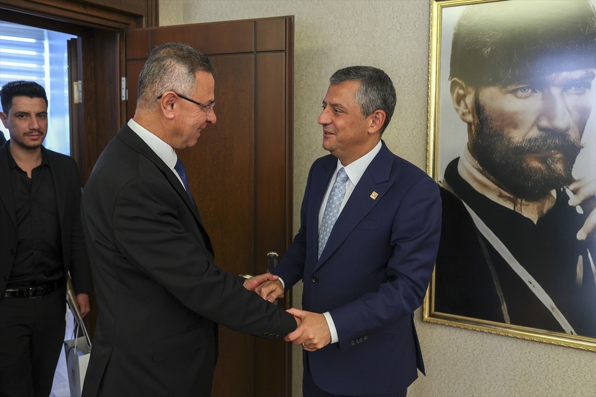 CHP Genel Başkanı Özgür Özel (sağda), görev süresi yakında dolacak Filistin'in Ankara Büyükelçisi...