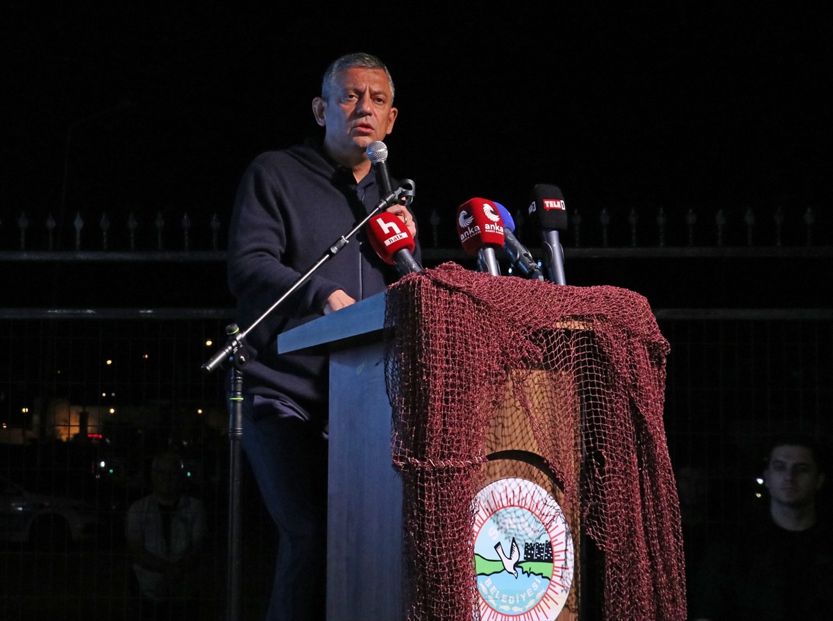 CHP Genel Başkanı Özgür Özel (sol 6), Sinop’ta balıkçılık sezonu açılış programına...