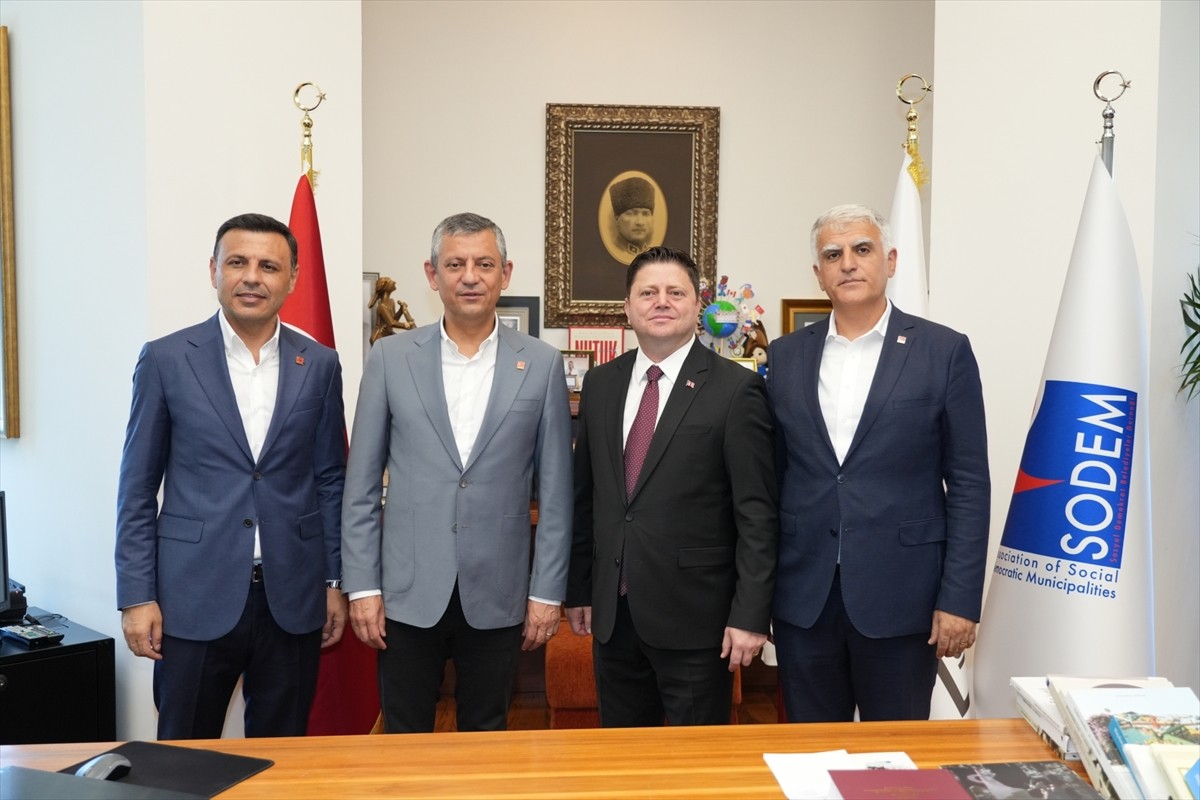 CHP Genel Başkanı Özgür Özel (solda), Kadıköy Belediyesi'ni ziyaret etti.