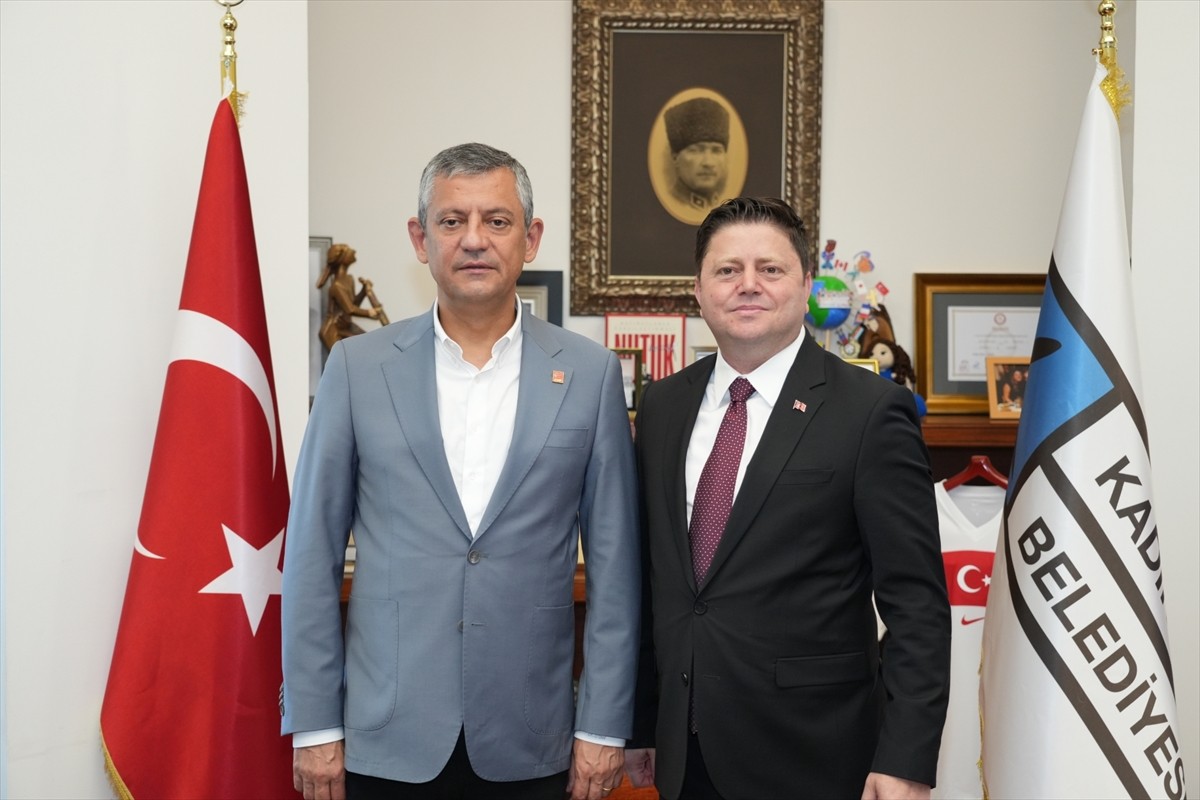 CHP Genel Başkanı Özgür Özel (solda), Kadıköy Belediyesi'ni ziyaret etti.