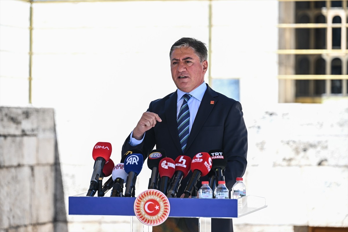 CHP Grup Başkanvekili Murat Emir, Meclis'te düzenlediği basın toplantısında açıklamalarda...