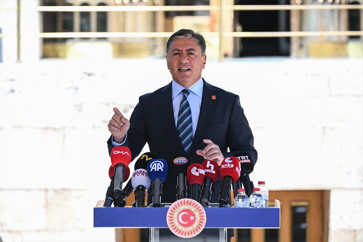 CHP Grup Başkanvekili Murat Emir, Meclis'te düzenlediği basın toplantısında açıklamalarda...