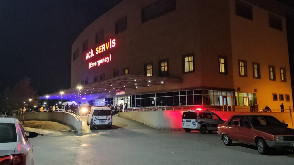 Çorum'da hastanede karşılaşan husumetli iki akraba arasında çıkan kavgada biri bıçakla, biri darp...