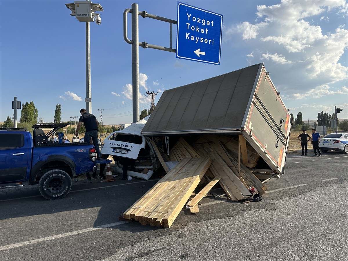 Çorum'un Alaca ilçesinde kamyonetle minibüsün çarpıştığı kazada 5 kişi yaralandı.