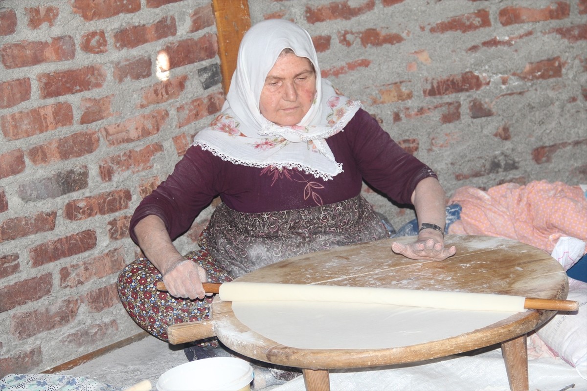 Çorum'un Oğuzlar ilçesinde kadınlar, asırlık gelenek olan imece usulüyle kışlık yufka...