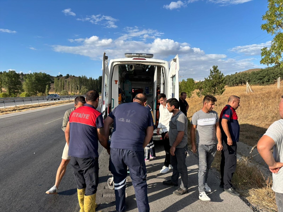 Çorum'un Sungurlu ilçesinde otomobilin devrilmesi sonucu 2 kişi yaralandı. Kaza yerine polis...