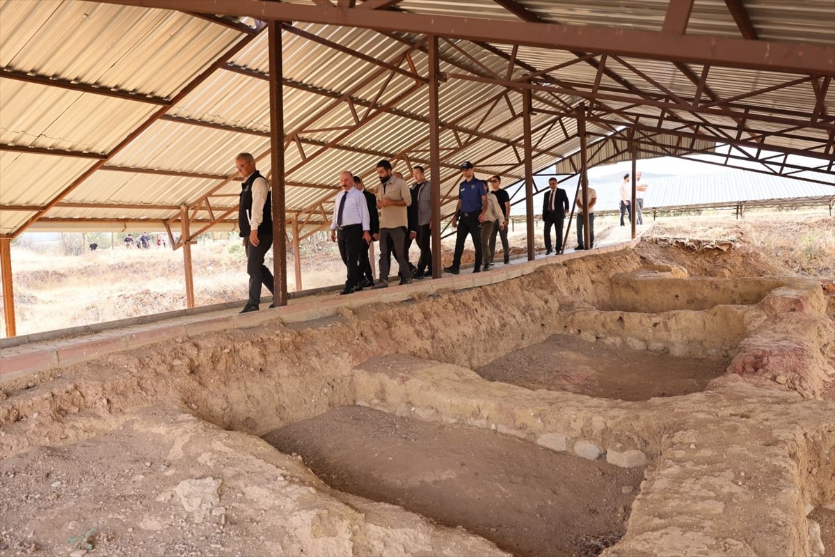 Çorum Valisi Ali Çalgan (sağ 2), Ortaköy ilçesindeki Şapinuva Antik Kenti’nde devam eden kazı...