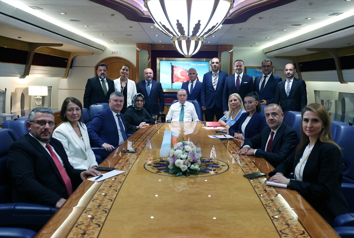 Cumhurbaşkanı Recep Tayyip Erdoğan, Katar'ın başkenti Doha'da düzenlenen İslam İşbirliği Teşkilatı...